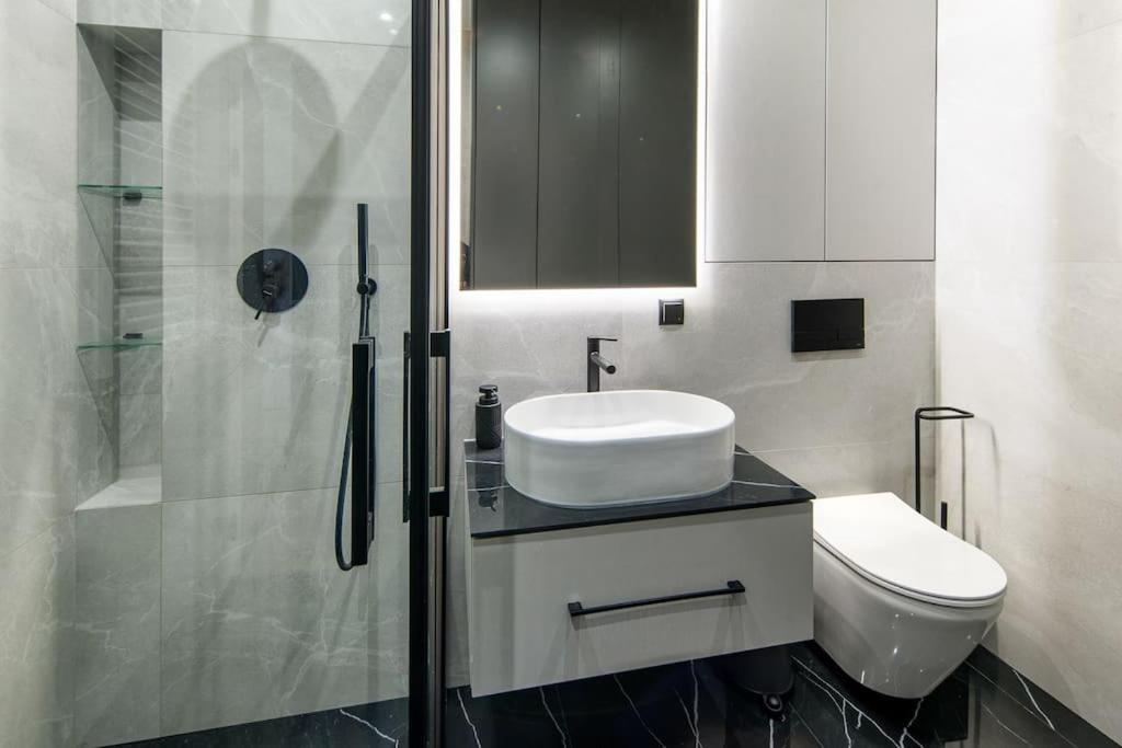 קרקוב Modern Apt Next To Train Station מראה חיצוני תמונה